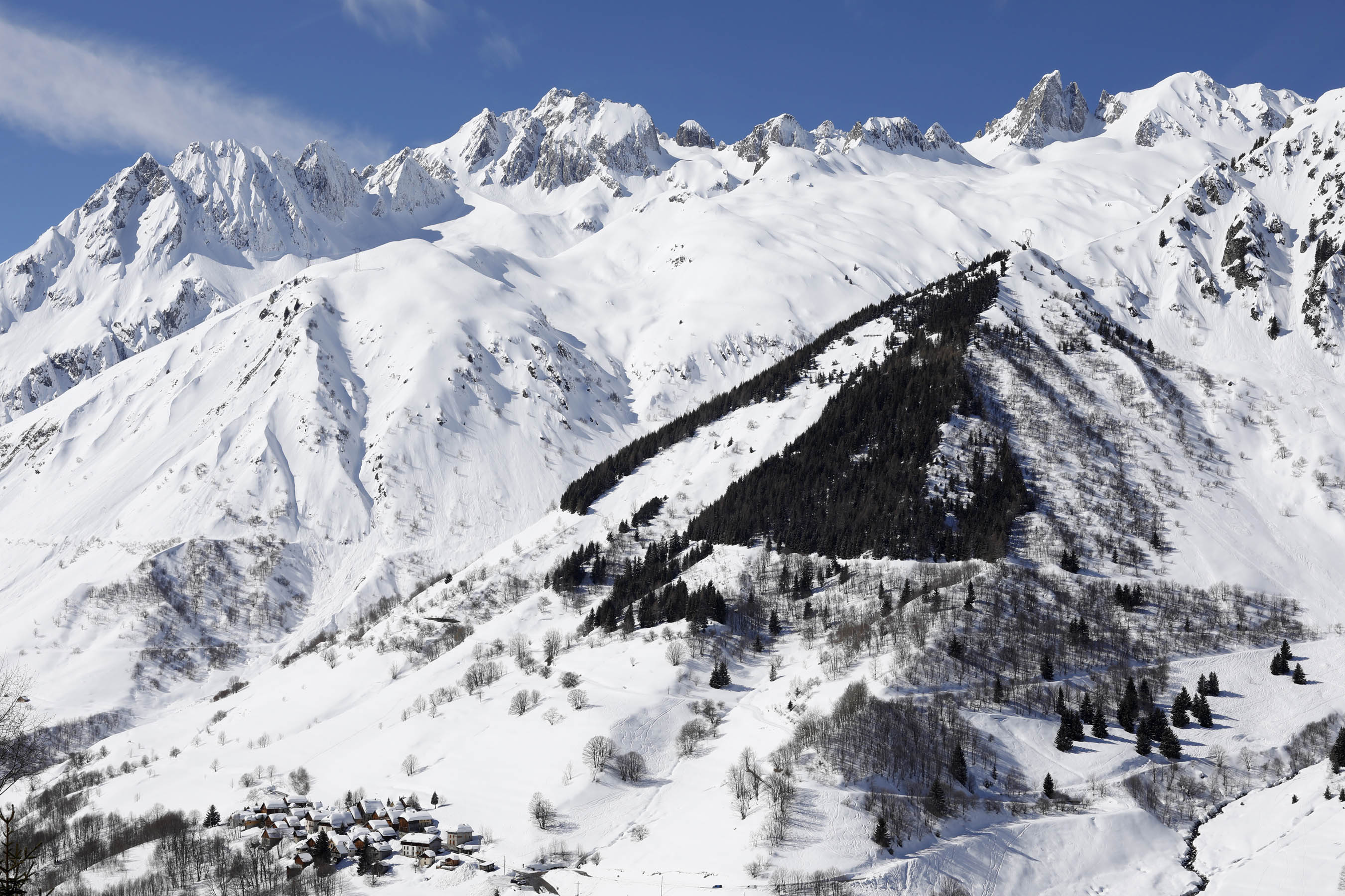 900 ans face aux avalanche : un documentaire sur l'histoire du village de Celliers, dans le massif de la Lauzire (Savoie, France)
