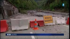 La route des Gorges de l'Arly (Savoie) dtruite sur 300 mtres environ aprs une crue de la rivire