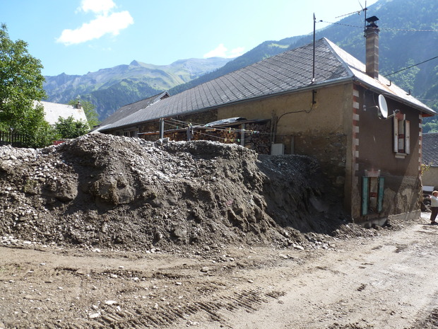 Crue torrentielle sur la commune de Chantelouve (38) : le hameau en partie dévasté est en cours de déblaiement