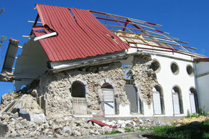 glise de Pormouth en Dominique aprs le sisme du 21 novembre 2004 (Dominique, Petites Antilles 2004)  D. Bertil - BRGM