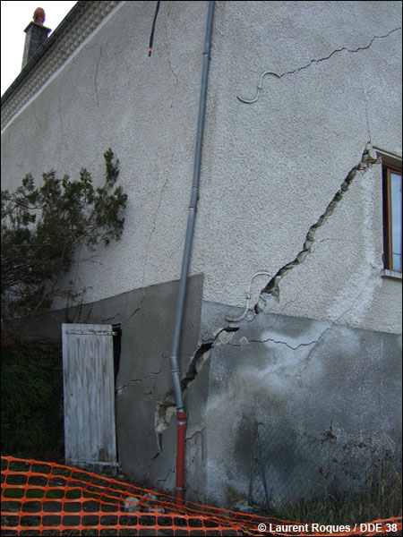 Fissure profonde sur une maison désormais détruite à Monestier-du-Percy