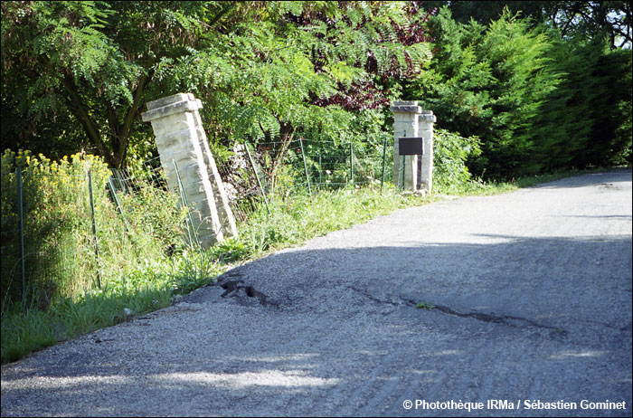 Route déformée et clôture penchée au lotissement du Mas à Avignonet