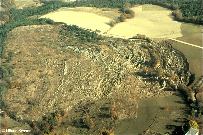 Vue arienne du glissement du Serre-des-Bayles en 1978