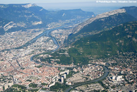 L'Isère dans sa traversée de Grenoble et sa confluence avec le Drac