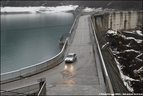 Crête du barrage du Chambon, dans les gorges de la Romanche (Isère)