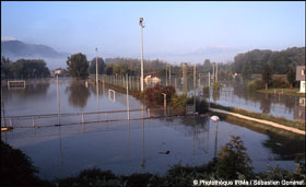 Stade de foot inondé à Domène le 23 août 2005