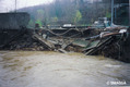 Crue du Garon à Montagny le 2 décembre 2003 - berge arrache au niveau de la RN86