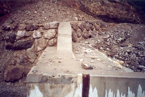 Le barrage de sdimentation de l'Ebron aprs la crue d'octobre 2000