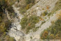 Torrent du Manival : vue aérienne des barrages en pierres sèches au dessus de la cabane forestière