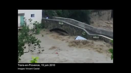 En cas de pluies intenses, en voiture, j'adopte les bons comportements