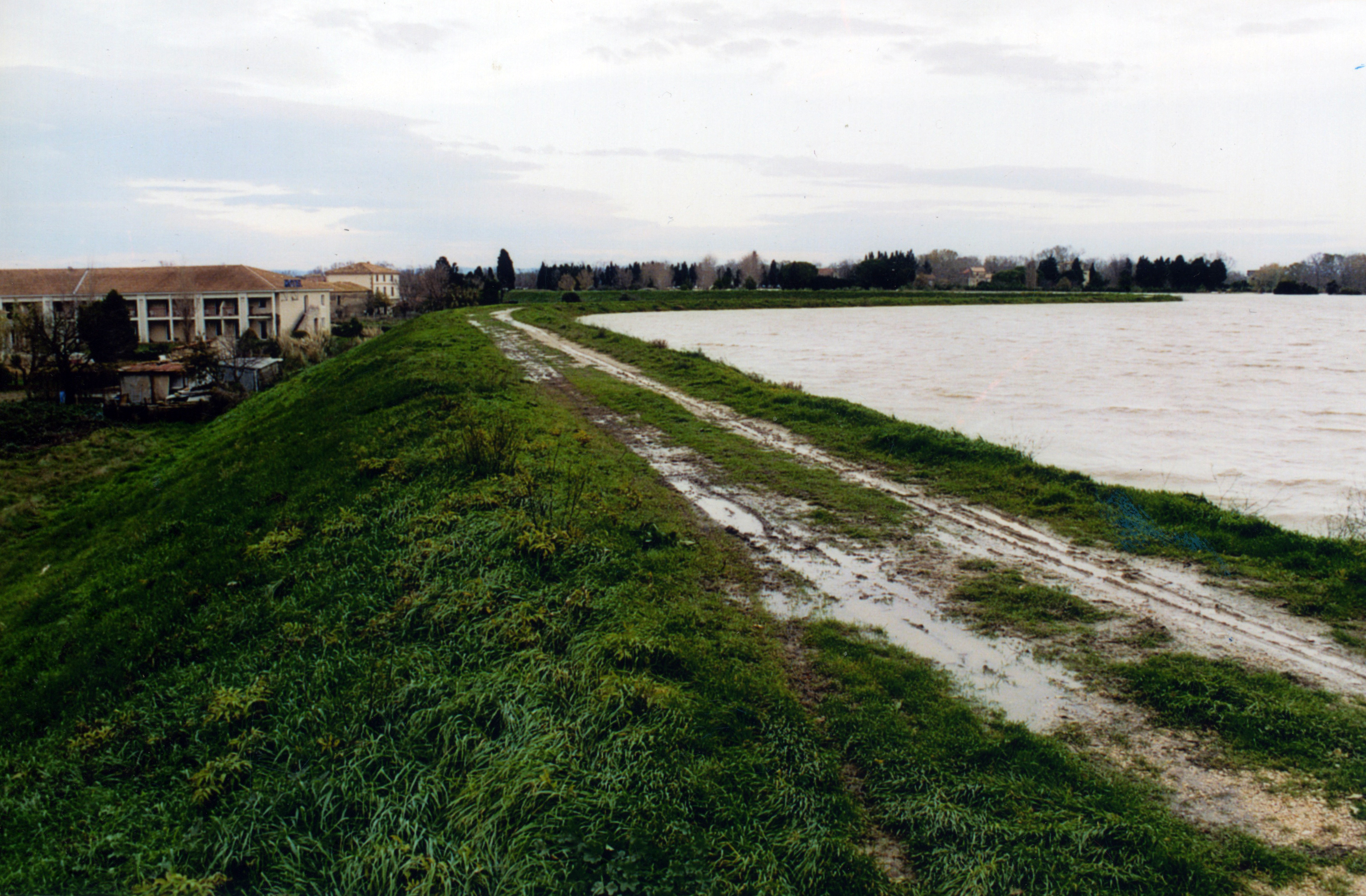 Photo d'une digue à Fourques (Gard) le 23 octobre 2003 