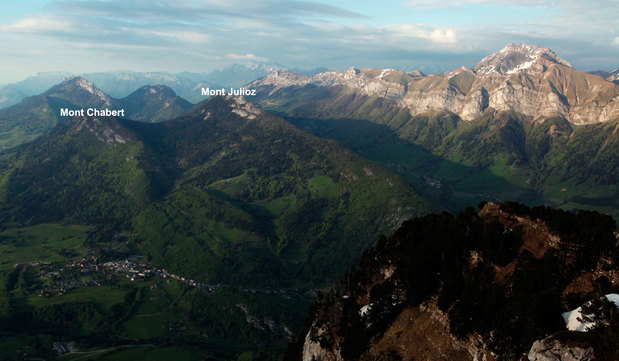 Le versant du Nant des Granges, petit synclinal perch entre les monts Chabert et Julioz. A droite le Trlod. Au premier plan  gauche, la commune du Chtelard en Bauges  IRMa / S. Gominet