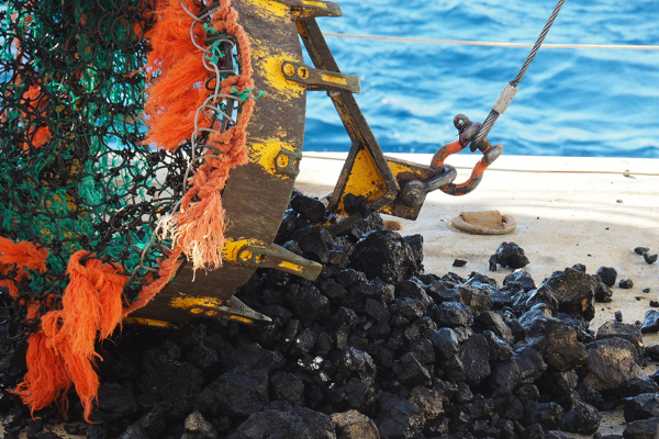 Dragage de roches volcaniques  BRGM, I Thinon et Mayobs