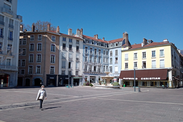 La place Grenette quasi vide  Grenoble en pleine journe pendant le confinement li  l'pidmie de Covid-19  IRMa / Sbastien Gominet