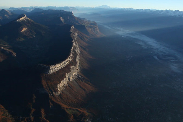 La falaise du Saint-Eynard domine la vallée de l'Isère dans le Grésivaudan © Photothèque IRMa / Sébastien Gominet