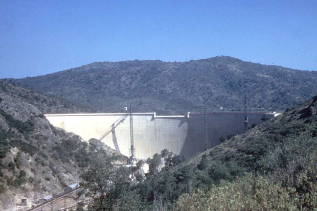 Photo du barrage en fin de construction (photo ACJB)