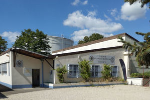 Centre de Tir de la Police de Cte dOr situ devant les cuves de stockage de ptrole (au second plan)  CTPCO