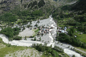 Figure 1 : cône de déjection du torrent des Étançons et hameau de la Bérarde le 22 juin 2024 - © RTM