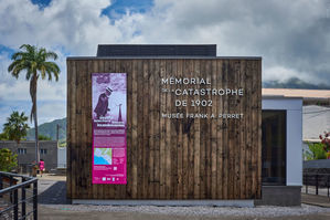Façade du musée Frank A.Perret | Mémorial de la catastrophe de 1902 avec le kakémono de l'exposition sonore pour les 120 ans de la catastrophe © Fabienne Pélage