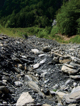 Photo 2 - Lit du torrent de Saint-Antoine encombr de matriaux rocheux issus de	lboulement de la falaise du Prgentil