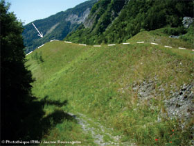 Photo 9 - Merlon de protection contre les chutes de blocs