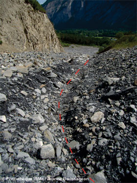 Photo 16 - Ravine ne de laffouillement intense du fond du lit et largie par les	eaux de ruissellement concentr