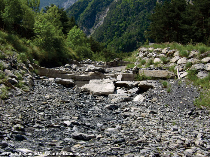 Photo 20 - Seuils endommags dans le lit du torrent de Saint-Antoine