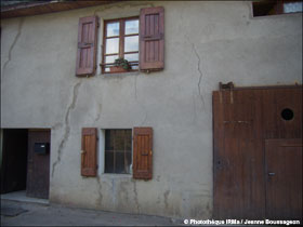 Fissures partiellement colmates sur une maison du chef-lieu de Saint-Guillaume