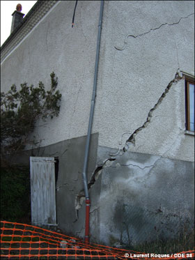 Fissure profonde sur une maison dsormais dtruite  Monestier-du-Percy