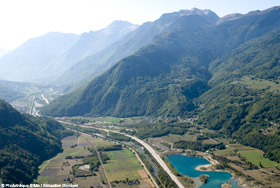 L'Arc endigu dans la valle de la Maurienne