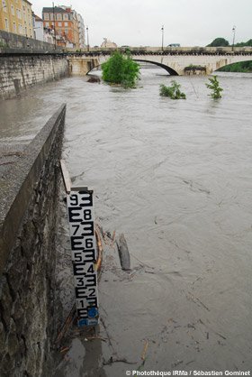 Echelle limnimtrique de la station de la Bastille  Grenoble pendant la crue de mai 2008