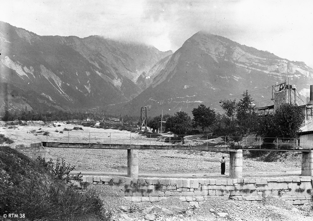 1891 - Le torrent du Manival dans la plaine.