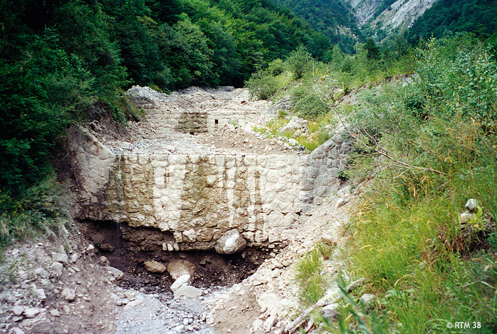 Affouillement d'un ouvrage en pierres maonnes