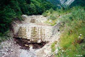 Affouillement d'un ouvrage en pierres maonnes