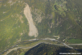 Les Ruines de Schilienne surplombant la Romanche et la RD 1091