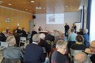  l'occasion de son assemble gnrale, la Compagnie des commissaires enquteurs de l'Isre (CCE38) a organis avec  l'Institut des risques majeurs (IRMa) une session d'information traitant le thme de la matrise de l'urbanisation et de la gestion des risques naturels en contexte de changement climatique. Devant une trentaine de commissaires enquteurs, Serge Taboulot et Sbastien Gominet de l'IRMa ont abord la thmatique, taye par des retours d'expriences concrets.

Cette initiative vise  approfondir la connaissance et l'expertise des commissaires enquteurs dans l'instruction des enqutes publiques relatives aux plans de prvention des risques naturels (PPRN) dans un contexte o les vnements de rfrence pour caractriser les phnomnes sont bouleverss. Elle leur offrira galement l'opportunit de se saisir du rle qu'ils peuvent assurer en tant que 'relais' dans la sensibilisation  la culture du risque.

Sous l'impulsion de la prsidente de la CCE38, Marie-France Bacuvier, cette collaboration va se prolonger dans les prochains mois par des sorties de reconnaissance sur le terrain invitant les commissaires enquteurs  sillonner le territoire  la rencontre d'experts et de dcideurs locaux sur des cas emblmatiques.

Les compagnies des commissaires enquteurs de la Savoie, de la Haute-Savoie et de la Drme se sont d'ores et dj saisi de cette initiative pour engager le mme travail avec l'IRMa.