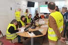 Ce 21 fvrier, la commune de Claix, en Isre, a pu s'entraner sur un scnario 'feu de fret' lors de l'un de nos entranements  disposition des communes. LIRMa a largi ses scnarios dentranements sur table PCS, afin d'y intgrer ce risque en augmentation sur les territoires. Ce scnario vient sajouter aux scnarios : TMD, tempte et inondation dj existants.  LIRMa et la commune se sont entours du SDIS de lIsre pour laborer ce scnario au plus proche de la ralit. Ce scnario dimensionn pour un feu dune dizaine dhectares en milieu priurbain a permis  la commune de tester sa capacit  se coordonner en interne au Poste de Commandement Communal, se coordonner avec le SDIS au PC pompier ; mettre en place des actions de barrirages, vacuations, confinement, information du public ainsi que l'accueil des populations avec les sauveteurs secouristes Pontois. 