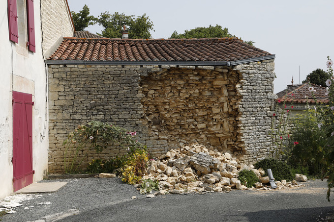 Séisme de La Laigne - mur effondré