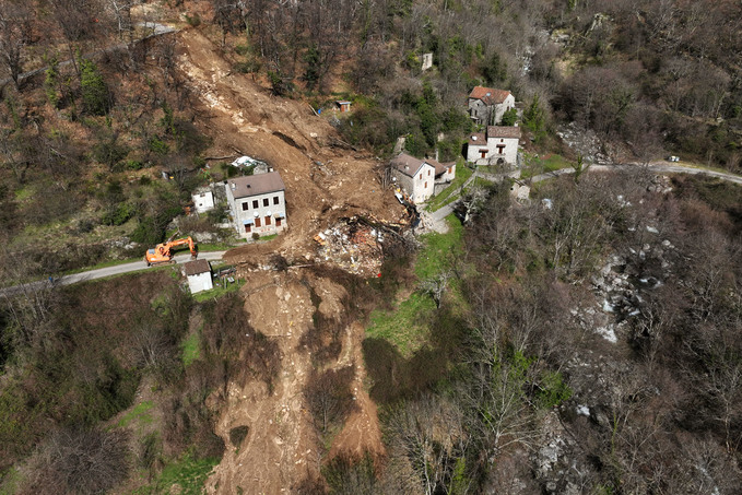 Glissement de terrain � Montselgues en Ard�che - Deux maisons d�truites