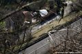 Vue depuis le haut de la niche d'arrachement de l'boulement sur les maisons menaces en contrebas