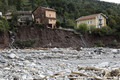 Crue de la Vsubie  Roquebillire lors de la tempte  Alex - rosion de la berge rive gauche