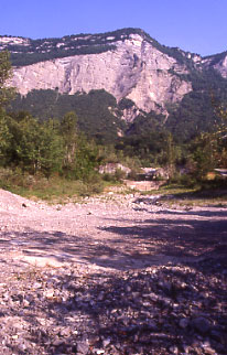 plage de dépôt vue de l'aval, depuis le barrage de sédimentation