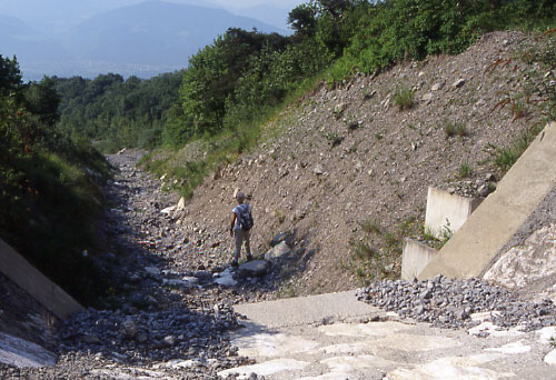 Succession de seuils dans le chenal d'écoulement du torrent de Corbonne