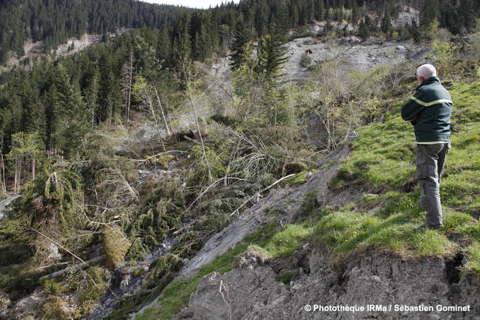 Glissement de terrain du Bersend - une grange pousse par la terre qui avance