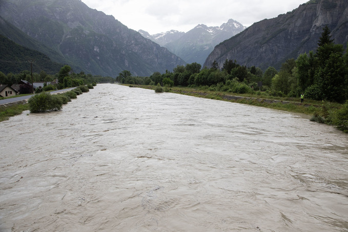 Crue de la Romanche � Bourg d'Oisans le 21 juin 2024 - Les digues sous surveillance