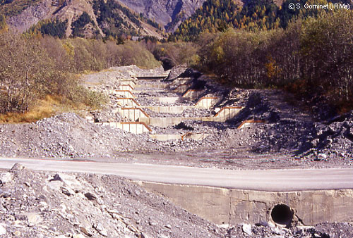 Succession de seuils dans le chenal d'coulement du torrent du Grand Merdaret