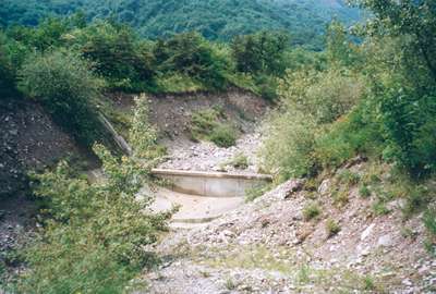 Un seuil dans le chenal d'coulement du torrent du Manival