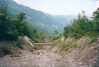 Un seuil dans le chenal d'coulement du torrent du Manival