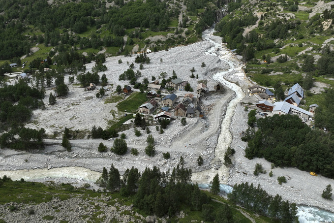 Crue du torrent des �tan�ons � la B�rarde - vue a�rienne du village et de son c�ne de d�jection