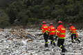 Sapeurs-sauveteurs  la recherche de victimes dans le lit du Boron aprs la crue du 2 octobre 2020